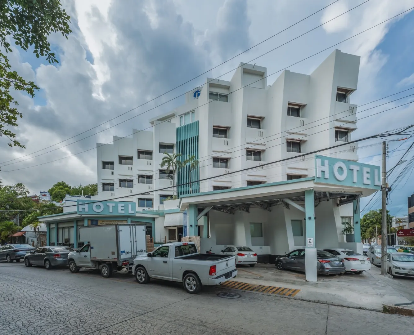 Fachada del Hotel Plaza Kokai desde la calle