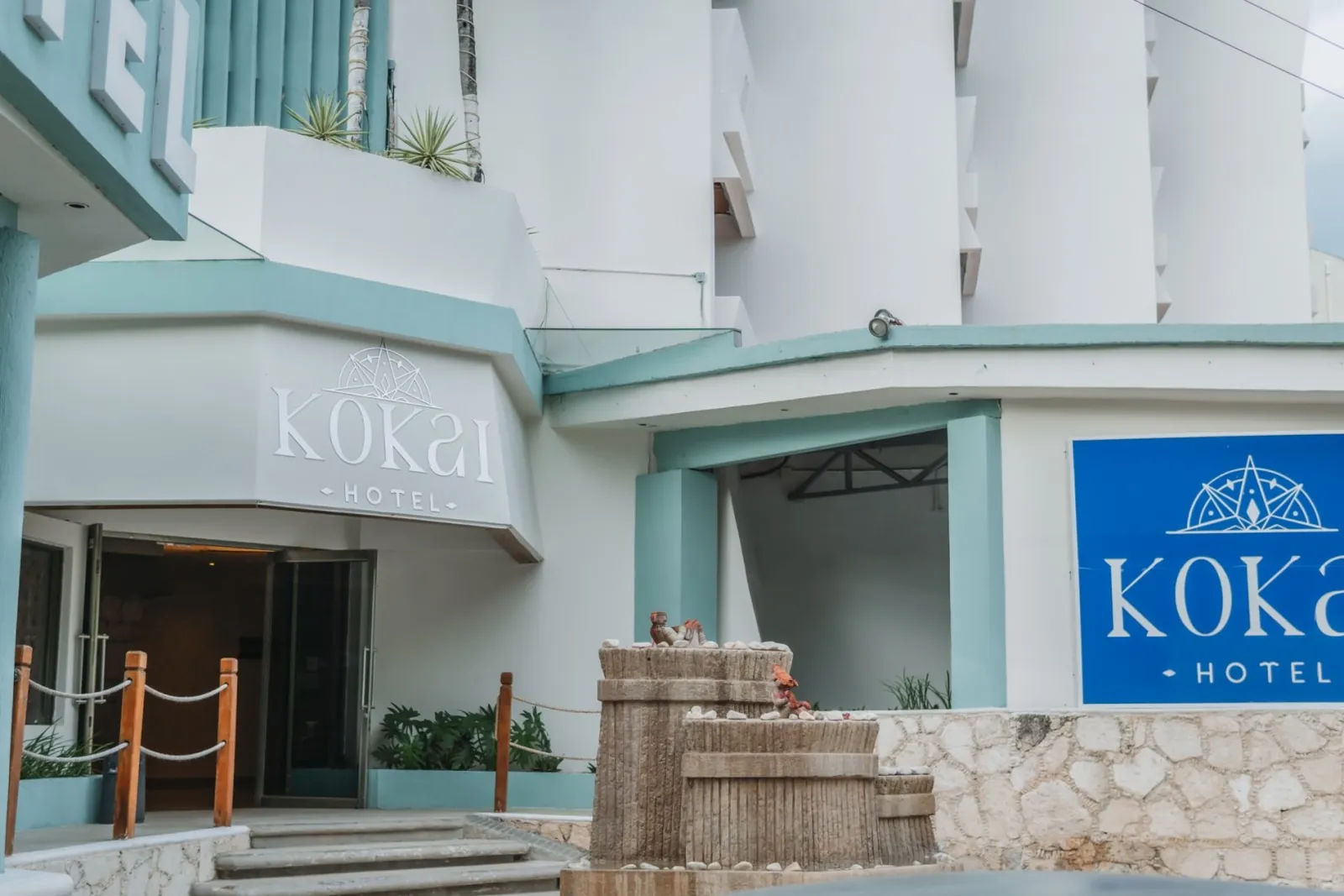 Entrada del Hotel Plaza Kokai con su letrero