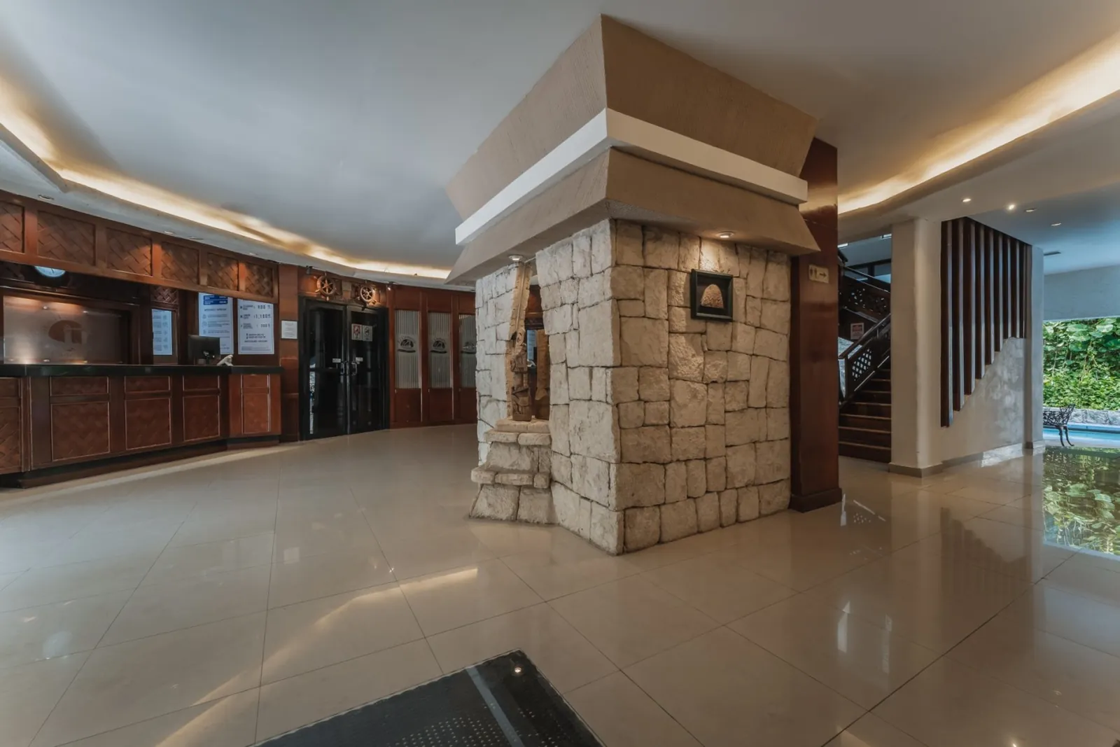 Hotel Plaza Kokai front desk