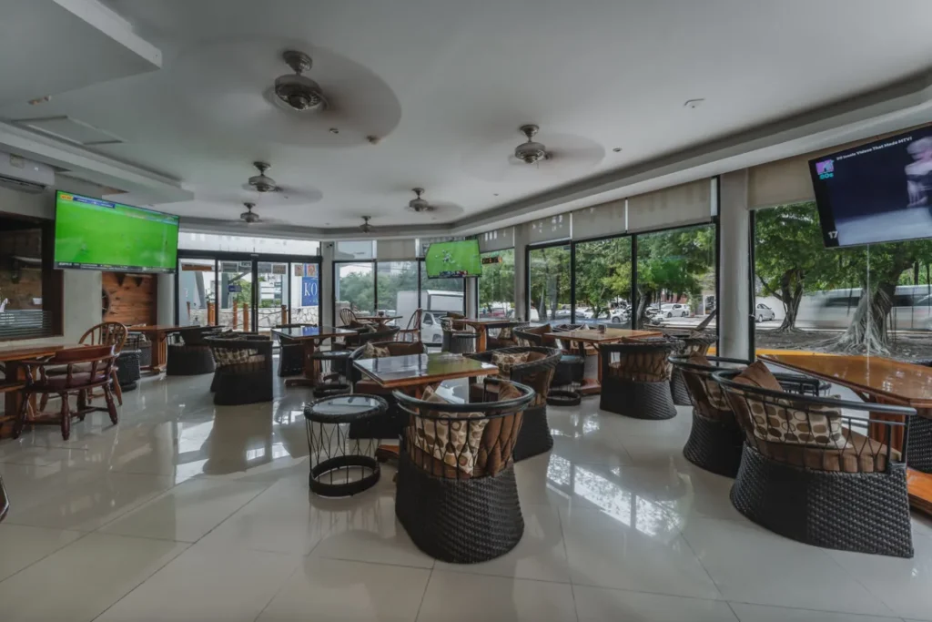 Restaurante del Hotel Plaza Kokai con ventanales